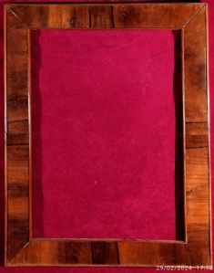 Cornice in noce lastronata in noce venato con doppio sagoma esterna ed interna piu' scura XX° sec. luce cm. 36x47 est. 49x60